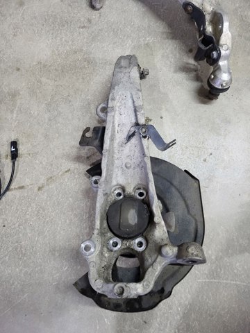 Цапфа - поворотный кулак передний, правый 400144GA0A NISSAN