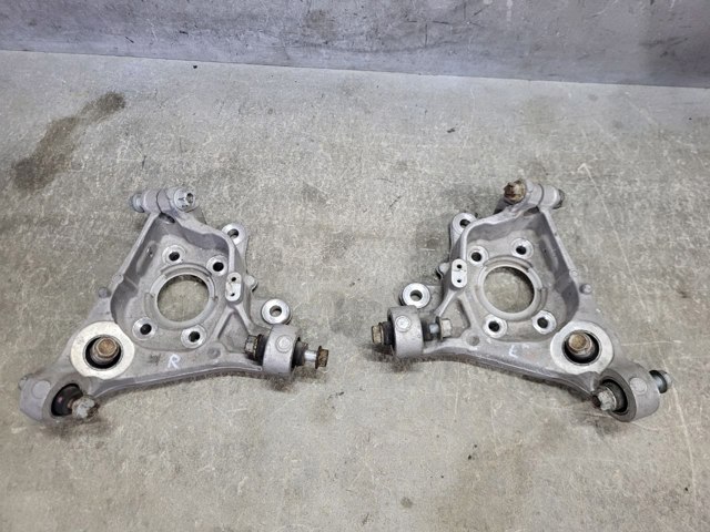 Кулак поворотный правый 430186RA1A NISSAN