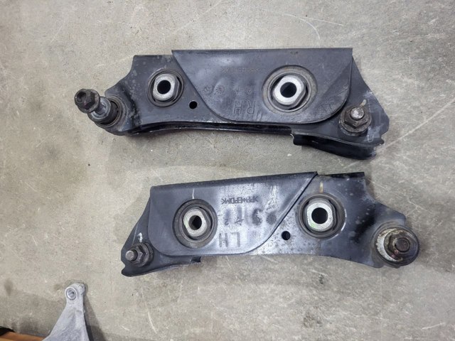 Рычаг задней подвески нижний, правый 551A05NA0A NISSAN
