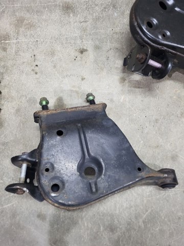 Рычаг задней подвески нижний, правый 551B05NA0B NISSAN
