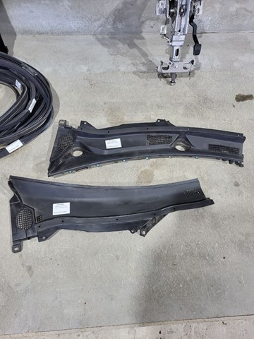 NISSAN 668624GF0A Решетка дворников правая в наличии Одесса