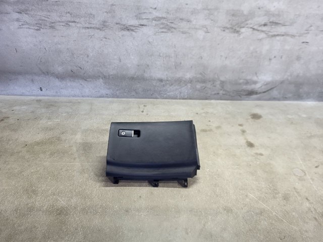 Крышка перчаточного ящика (бардачка) 685004GF1A NISSAN