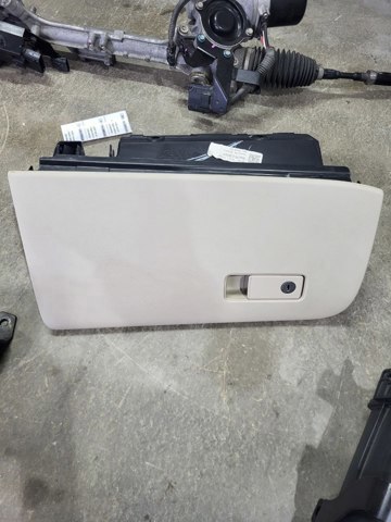Вещевой ящик 685005NA1B NISSAN