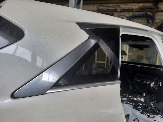 NISSAN 833005NA0C Стекло кузова (багажного отсека) правое в наличии Житомир
