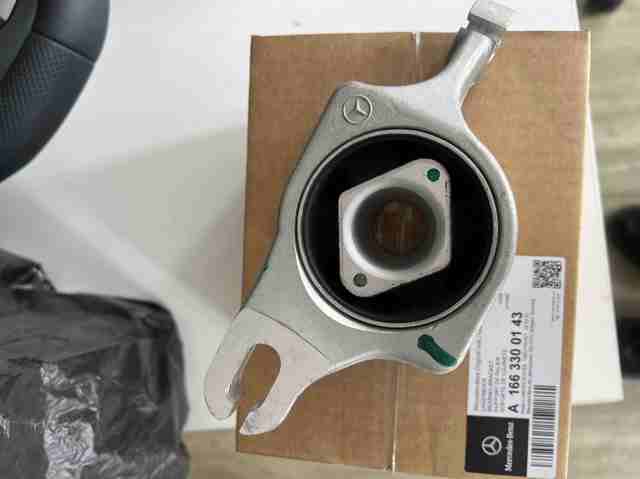 Сайлентблок переднего нижнего рычага A1663300143 MERCEDES