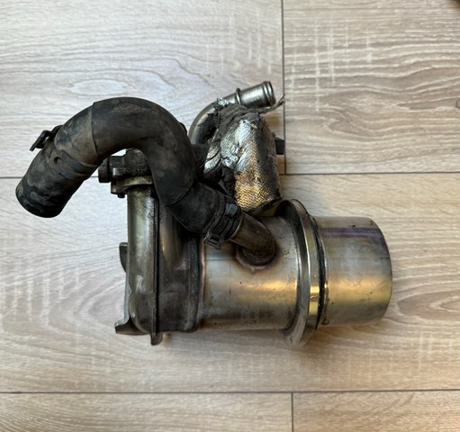 Радиатор системы EGR рециркуляции выхлопных газов 04L131512D VAG