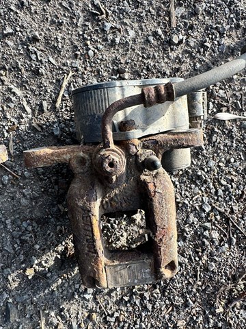 Задний правый суппорт 1608998980 PEUGEOT
