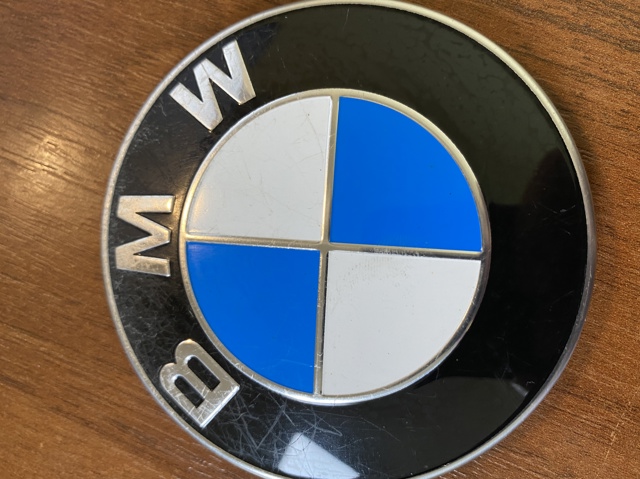 Фирменный значек капота 51147463692 BMW