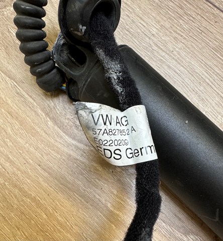 Амортизатор двери багажника 57A827852A VAG