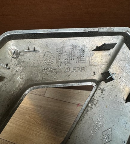Эмблема капота 628904053R RENAULT