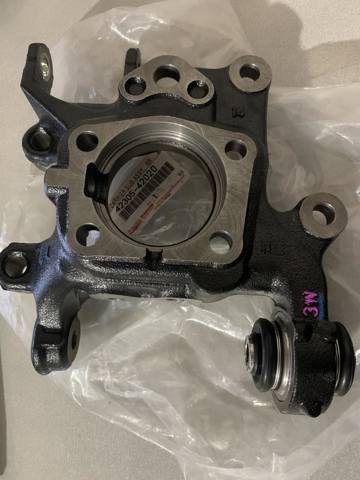 Цапфа (поворотный кулак) задний левый 4230542020 TOYOTA
