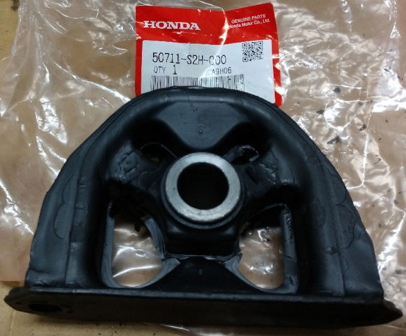 Сайлентблок (подушка) редуктора заднего моста, передний 50711S2H000 HONDA