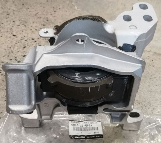 Правая опора двигателя GHS439060A MAZDA