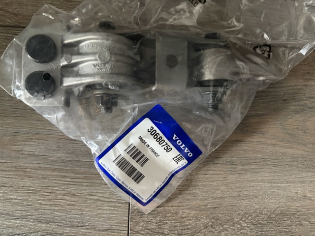 Подушка (опора) двигателя, нижняя 30680750 VOLVO