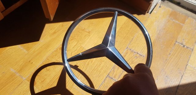 Эмблема решетки радиатора A0008173200 MERCEDES