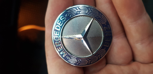 Эмблема решетки радиатора A2218170016 MERCEDES