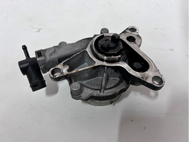 Насос вакуумный 146503760R NISSAN