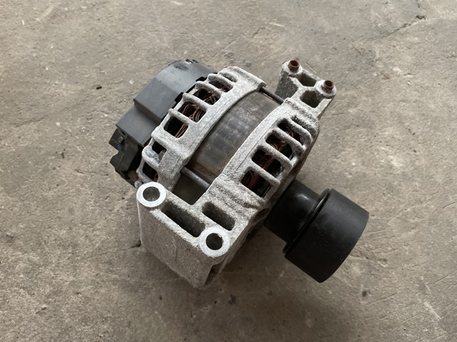 Автомобильный генератор 30644805 VOLVO