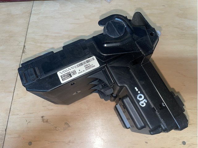 Монтажный блок предохранителей 30786476 VOLVO