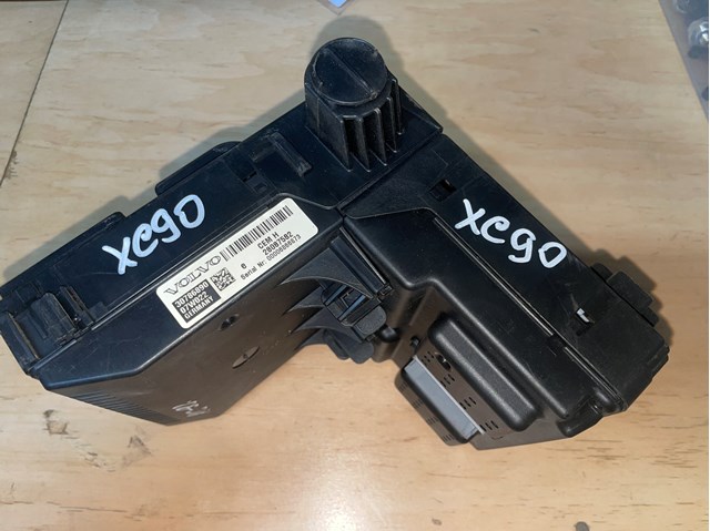 Монтажный блок предохранителей 30786890 VOLVO