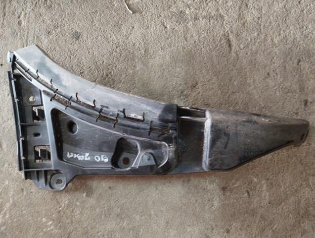 Левый кронштейн переднего бампера 8620563 VOLVO