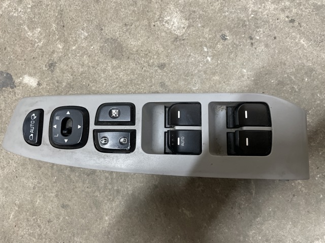 Кнопочный блок управления стеклоподъемником передний левый 93570B2050BF6 HYUNDAI