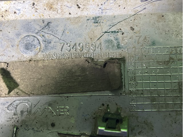 Накладка переднего правого крыла 51747349594 BMW