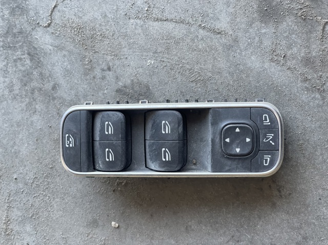 Кнопки переднего левого стекло подъёмника A1679050101 MERCEDES