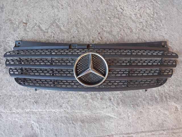 Решетка радиатора 6398800185 MERCEDES
