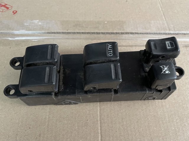 Кнопки переднего левого стеклоподъемника 25401EQ305 NISSAN