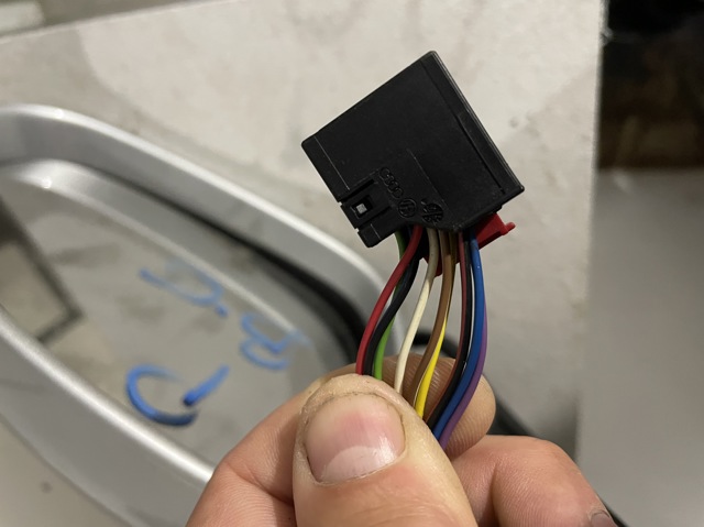 Уплотнитель зеркала к двери правый 3C0857934 VAG