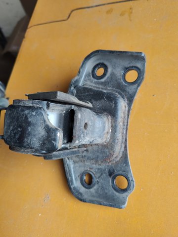 Левая опора двигателя 1237237110 TOYOTA