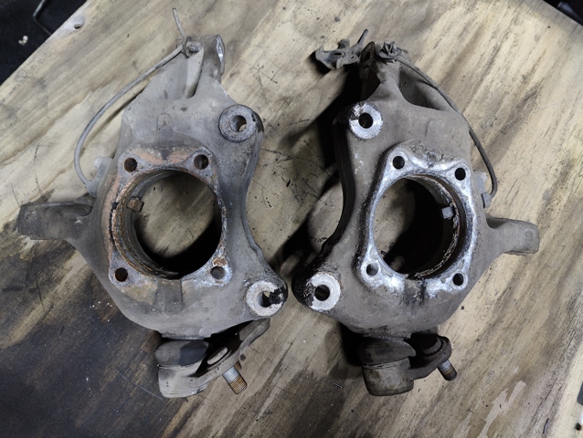 Кулак поворотный передний правый 4320147030 TOYOTA