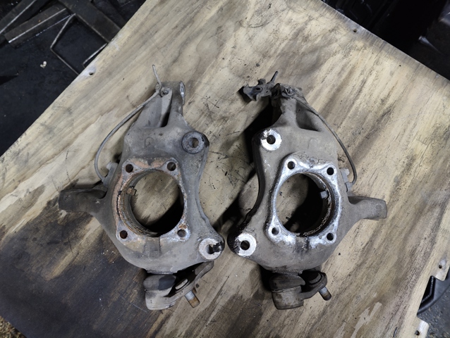 4320147030 TOYOTA Цапфа передняя правая купить в Ирпень
