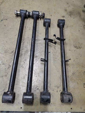 Балансир задний нижний, правый 551208H500 NISSAN