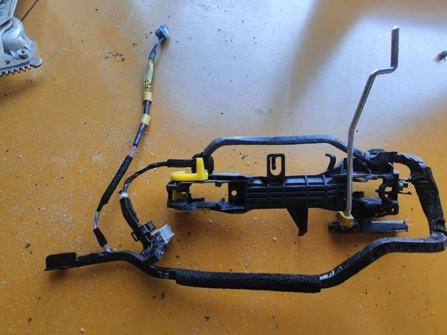 Держатель наружной ручки двери, задней левой 6920347020 TOYOTA