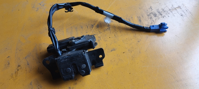Замок двери багажника 6935047040 TOYOTA