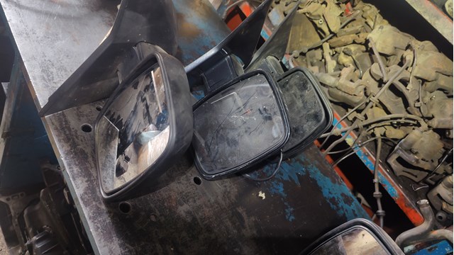 Правое боковое зеркало A6388100116 MERCEDES