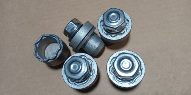 LAND ROVER LR078545 Колесный болт в наличии Полтава