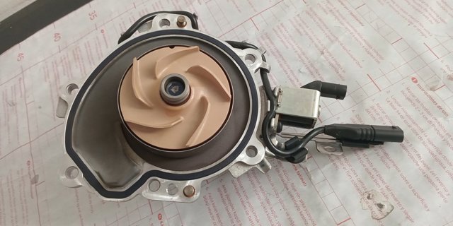 LR123392 LAND ROVER Помпа водяная (насос) охлаждения купить в Полтава