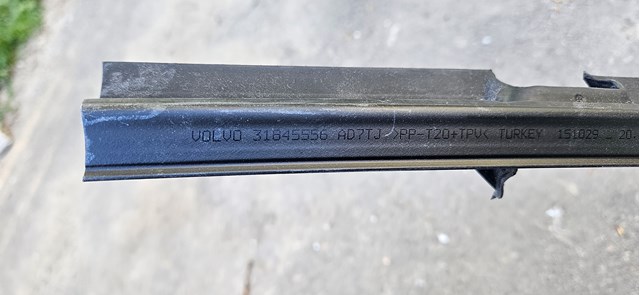 31845556 VOLVO Уплотнитель стекла двери передней левой внутренний (планка) купить в Сумы