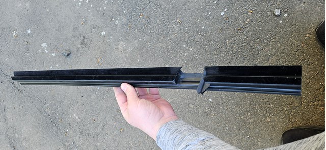 31845556 VOLVO Уплотнитель стекла двери передней левой внутренний (планка) купить в Черкассы