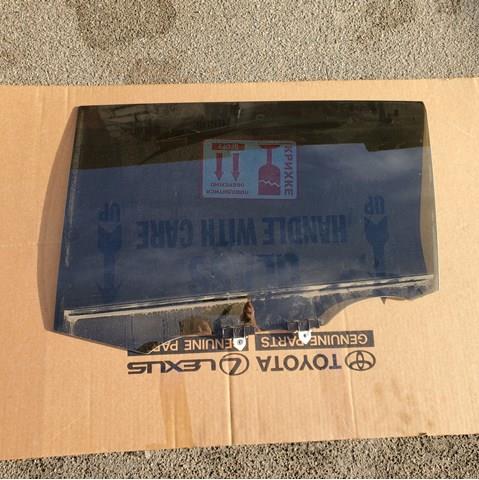Стекло двери задней левой 681040E090 TOYOTA