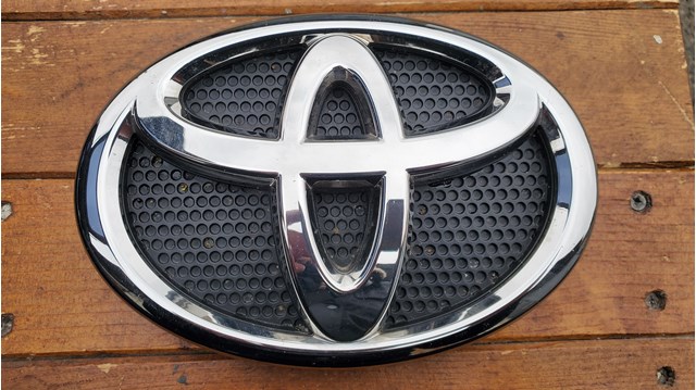 Эмблема на решетку радиатора 7530160060 TOYOTA