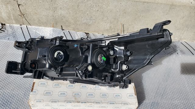 TOYOTA 811100KJ70 Фара правая в наличии Днепр