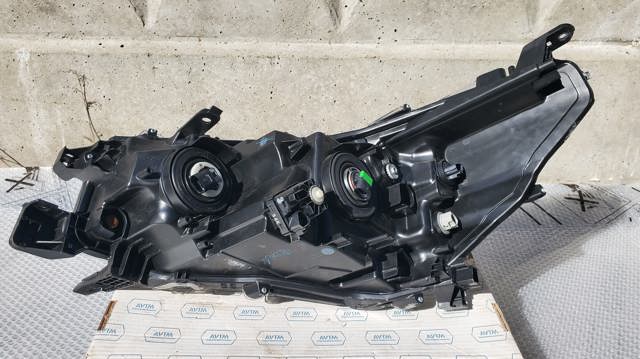 811100KJ70 TOYOTA Правая фара купить в Кривой Рог