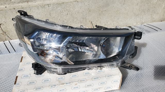 Правая блок фара 811100KJ70 TOYOTA