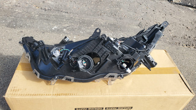TOYOTA 8114542842 Правая фара в наличии Ирпень