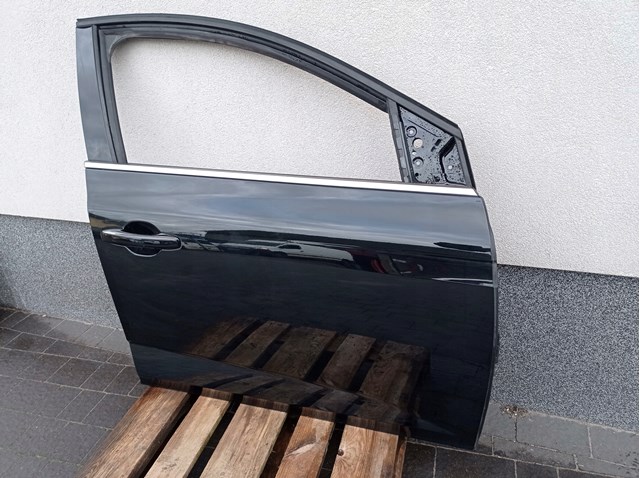 Пассажирская передняя дверь 801001148R RENAULT