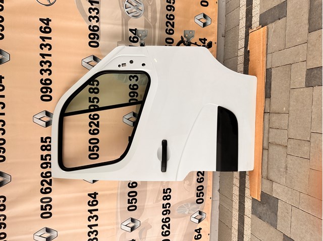 Пассажирская передняя дверь 801009976R RENAULT